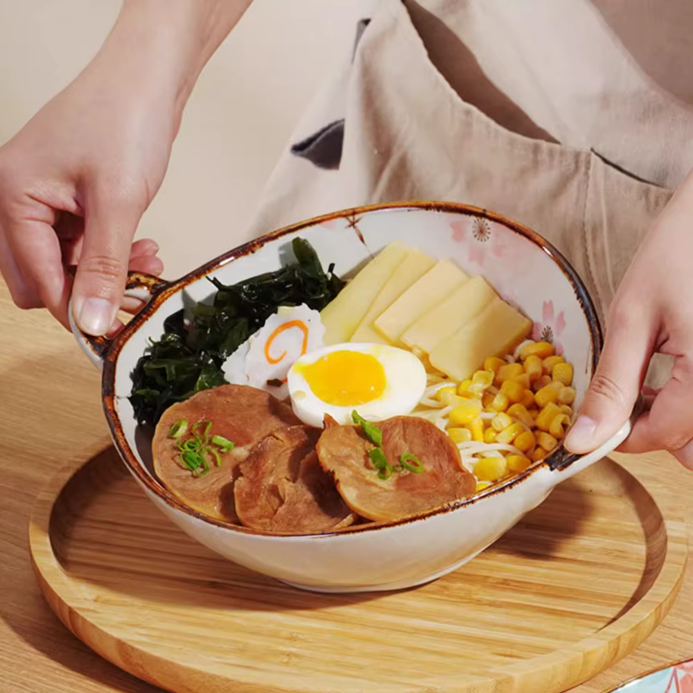Filles à soupe japonais avec poignée