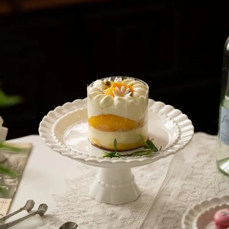 Assiette médiévale en céramique française à pied haut