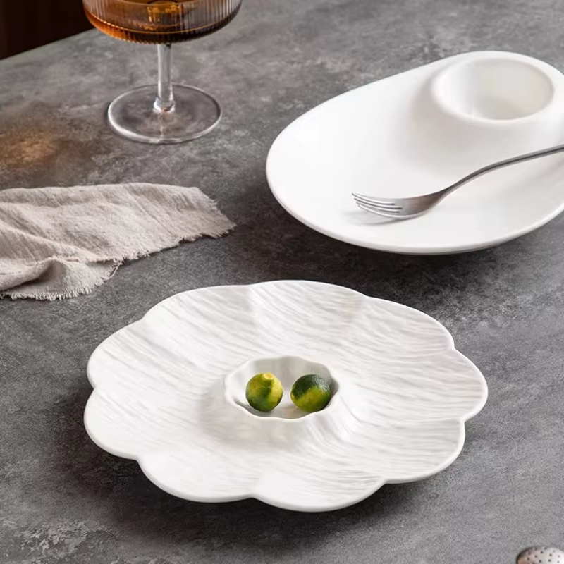Assiette à raviolis en céramique blanche avec coupelle à vinaigre