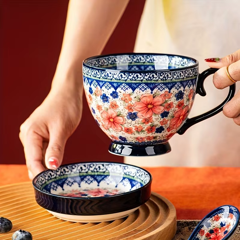 Ensemble de tasses en céramique polonaise avec couvercles