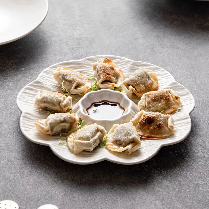 Assiette à raviolis en céramique blanche avec coupelle à vinaigre