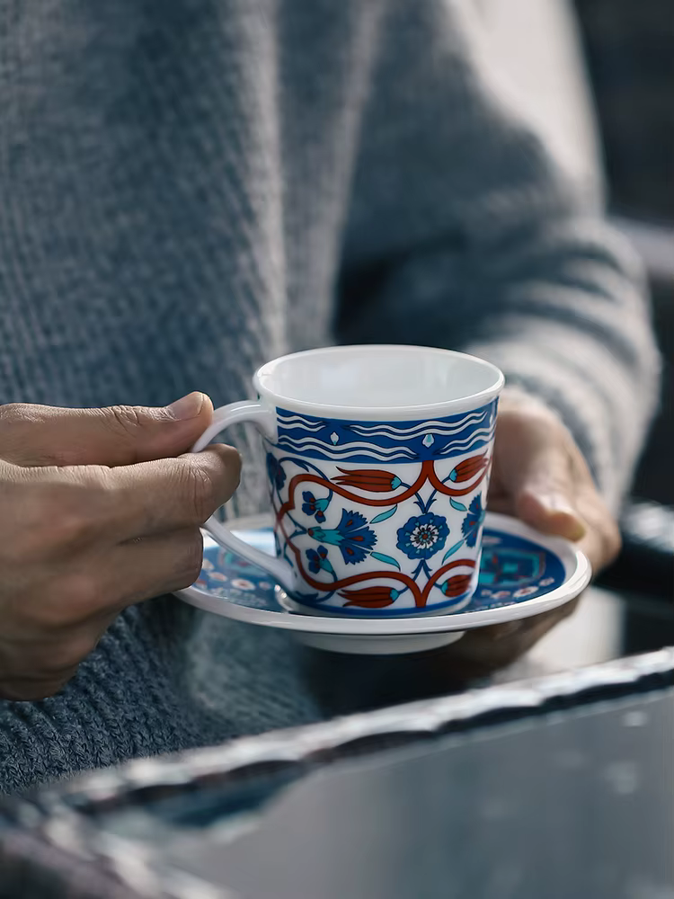 Ensemble tasse à café et soucoupe en céramique latte art